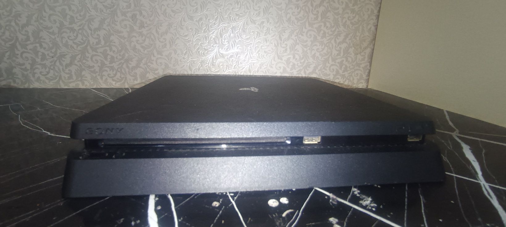 Продам ps 4 в отличном состоянии