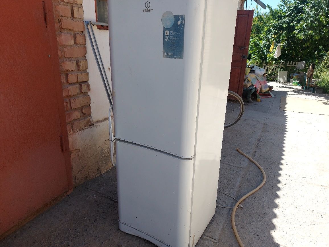 Холодильник Indesit