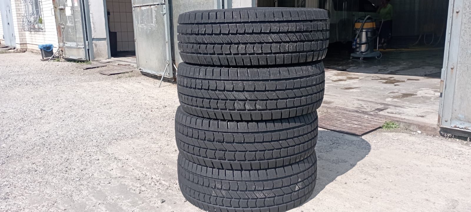 Продам шины 12.5/35 R15