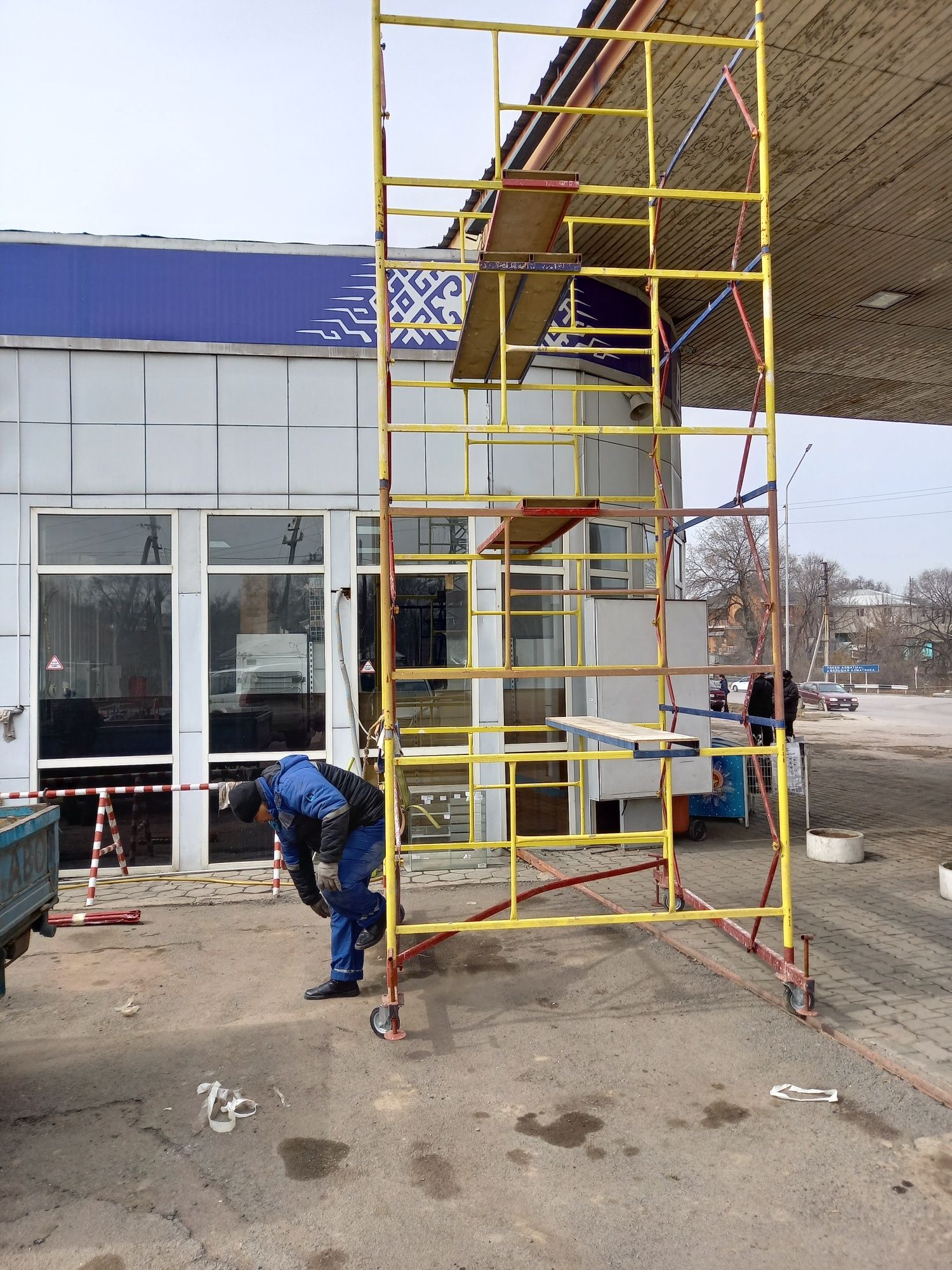Сдам в аренду леса вышка тура и инструментов и стемянки .лестницы