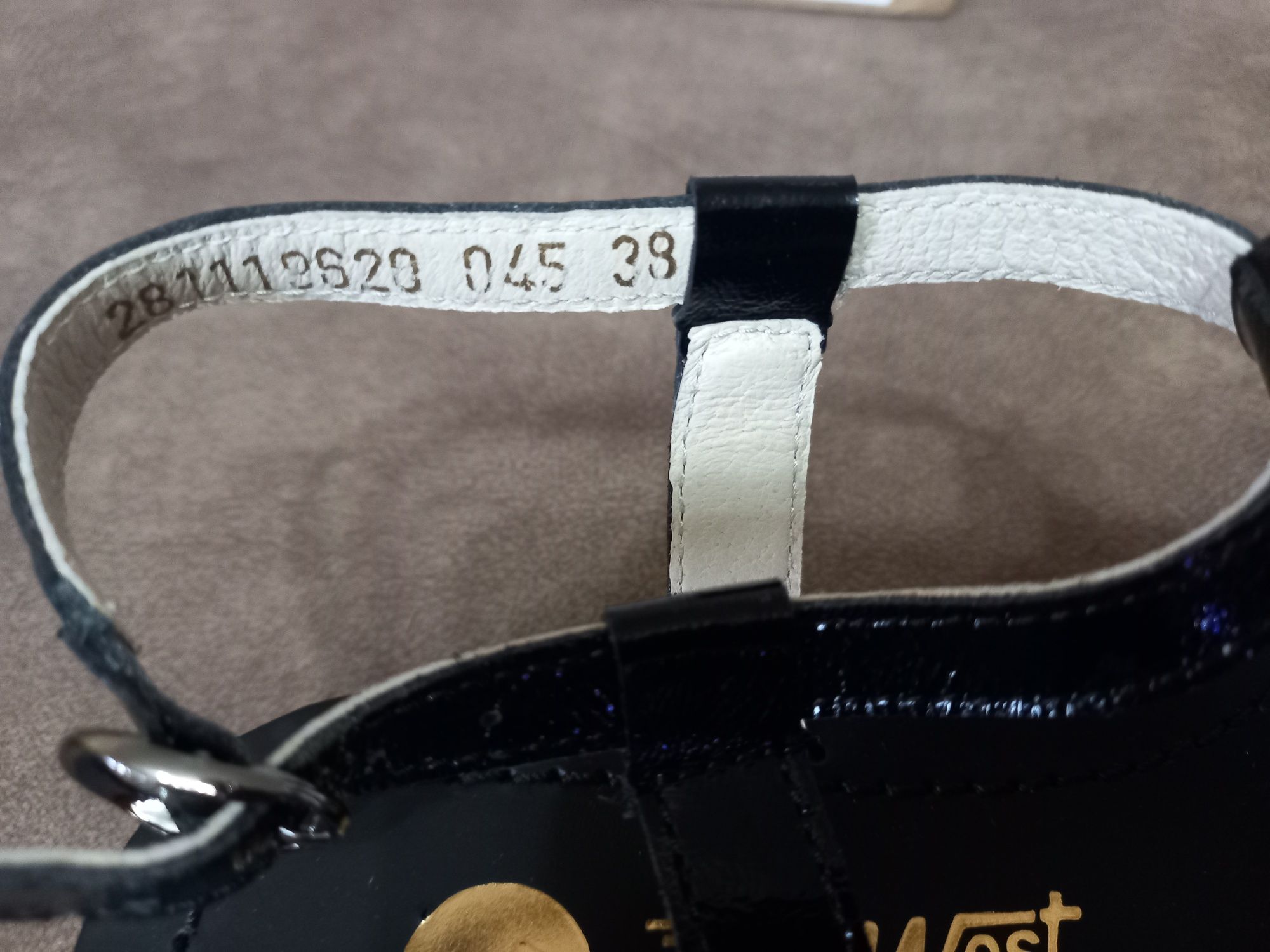 Продам новые сандалии 38 размер