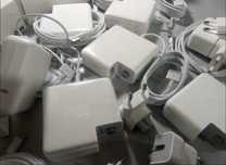 на MacBook 60W - зарядка, блок питания.