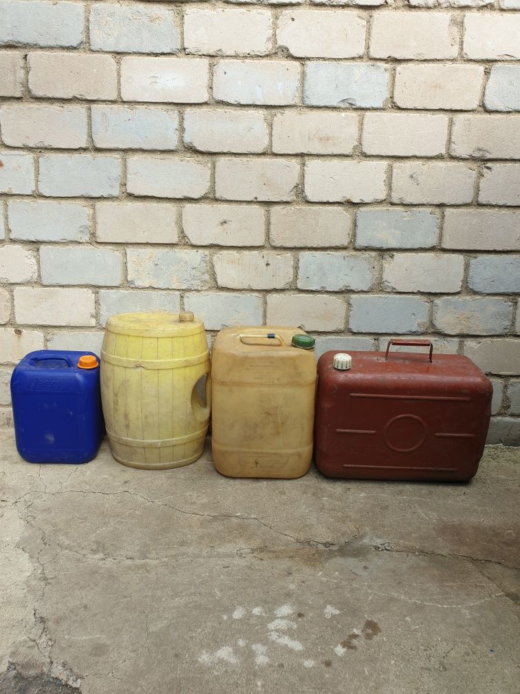 Продам канистры .