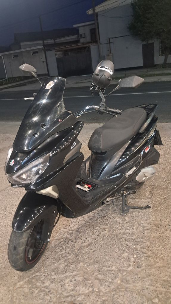 Продам скутер макси