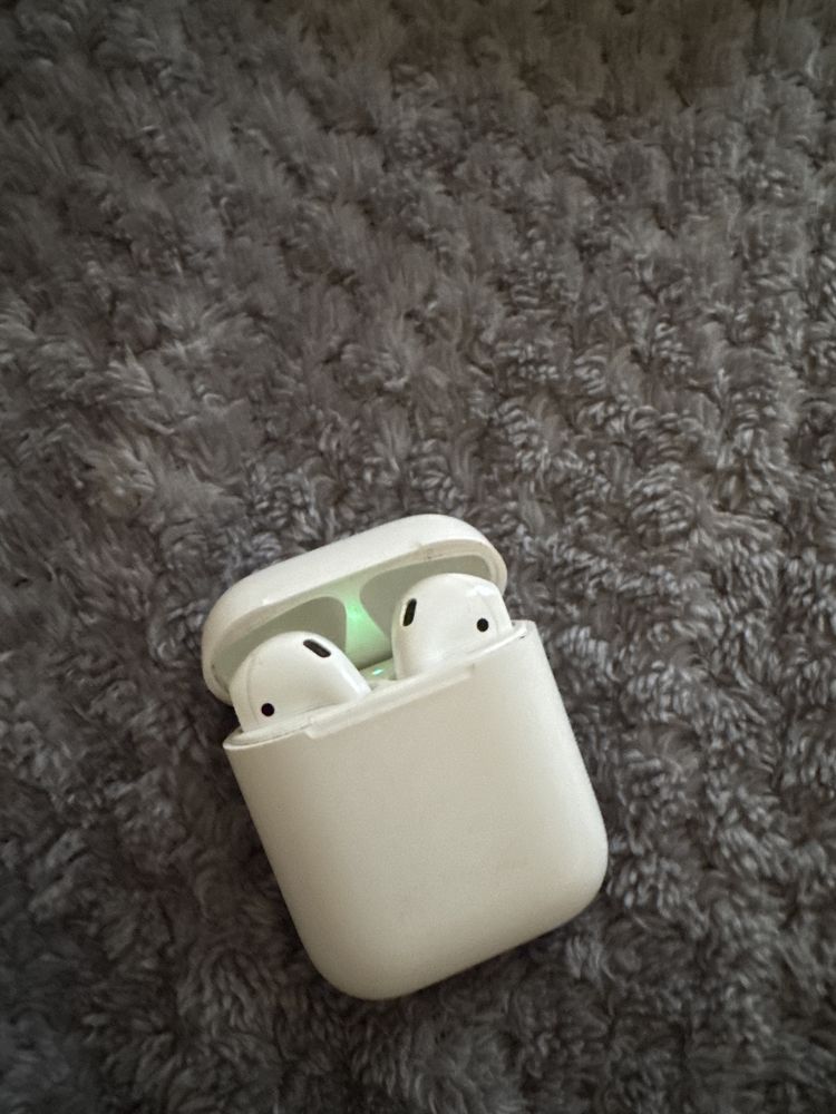 Продам AirPods 2 (оригинал)