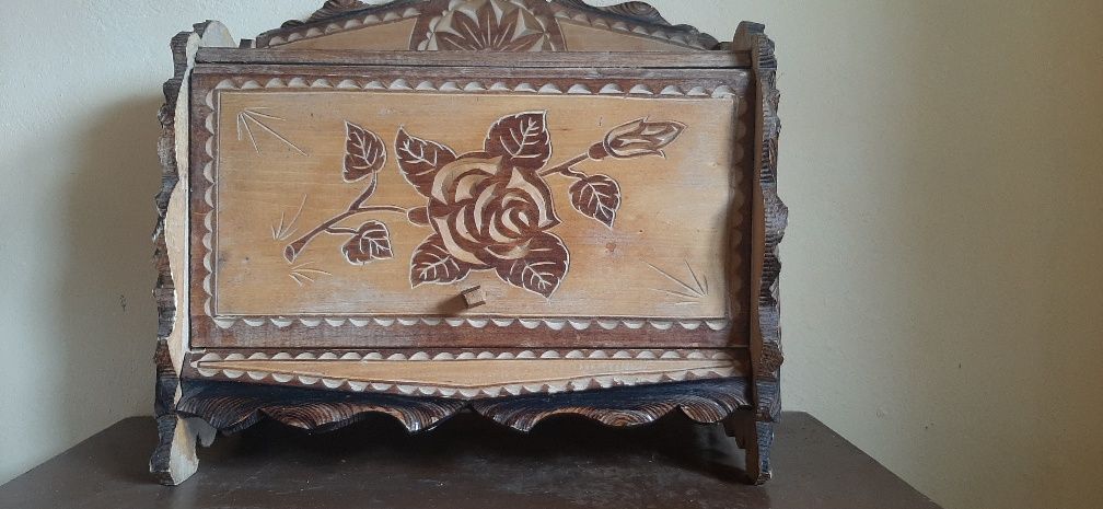 Продам деревянную хлебницу и набор для кухни.