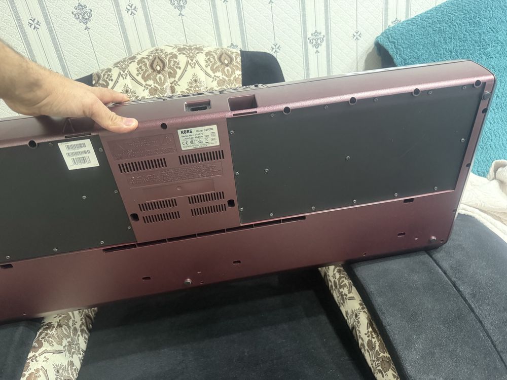 Продам профессиональный синтезатор.