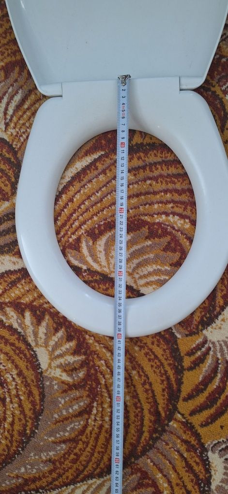 Продам 2 крышки,б/у и новую,для унитаза