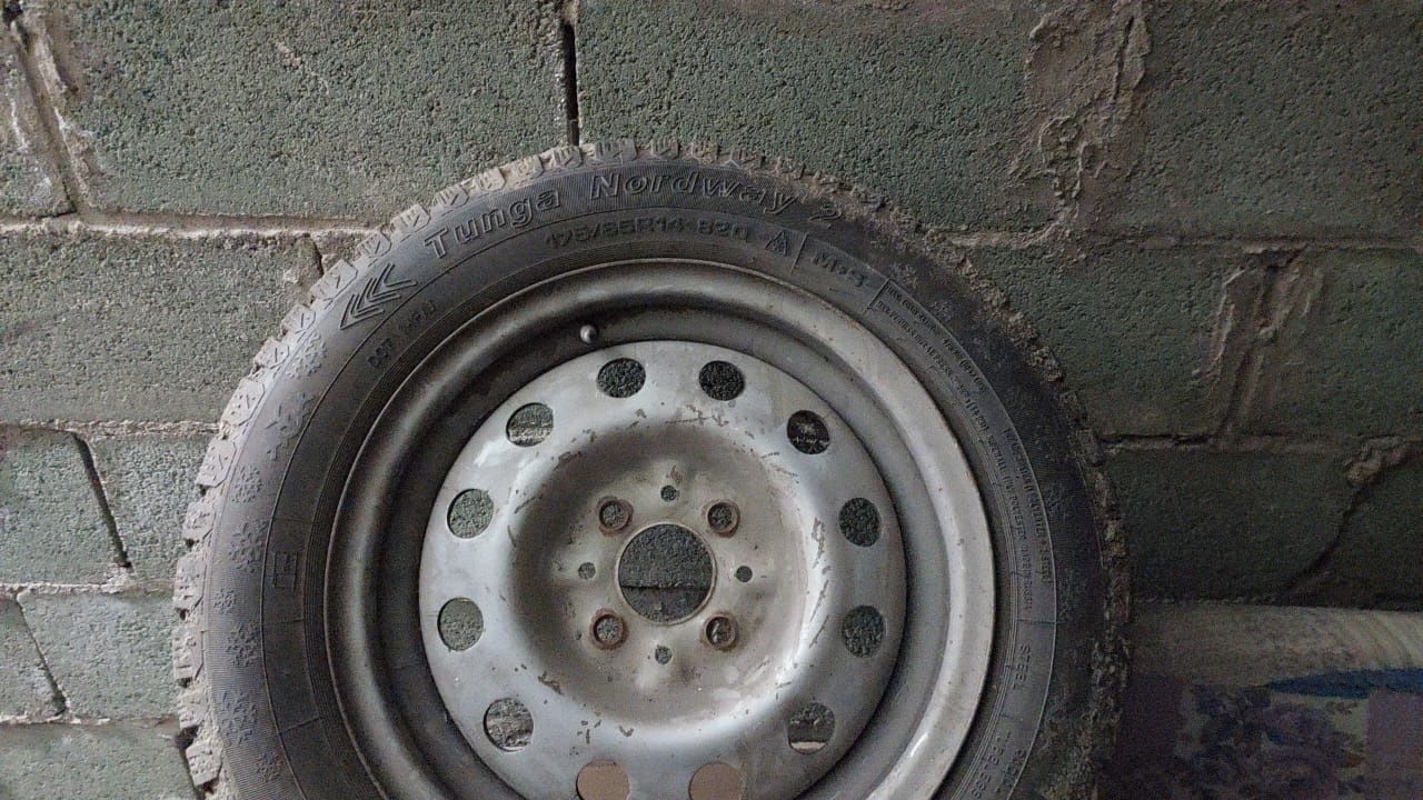 Шины с дисками с шипами  возможноесть доставкапоцену договорим!!!