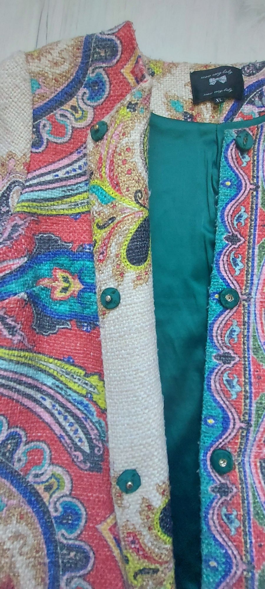 Продам красивое яркое пальто из букле