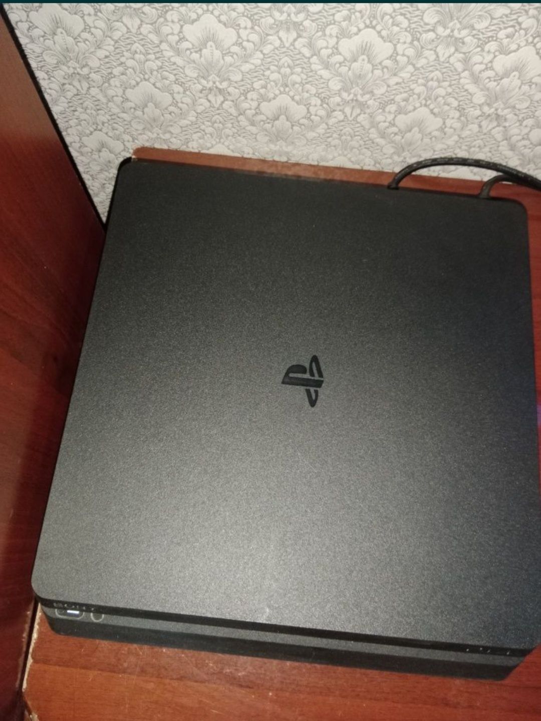 Продам playstation 4 slim