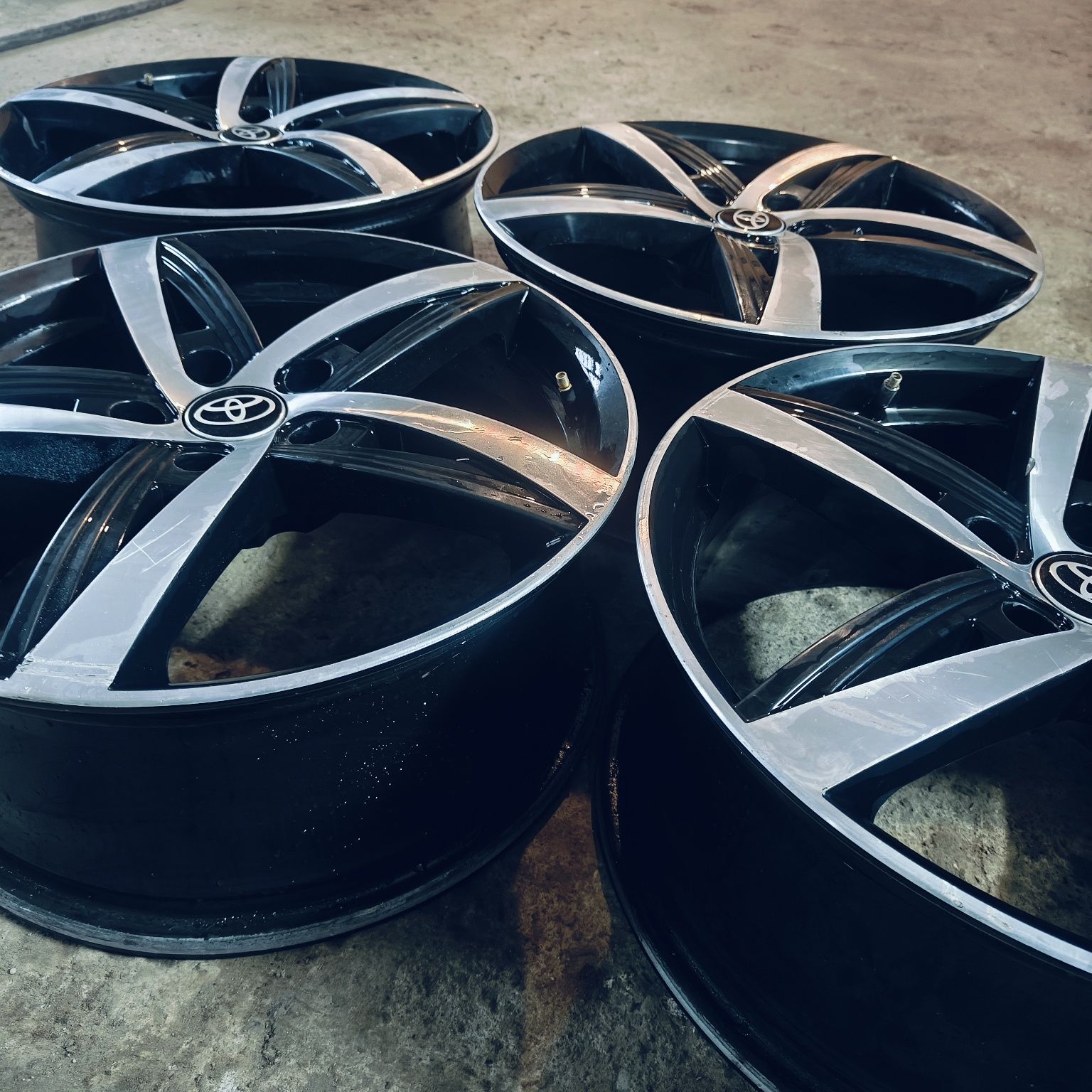 R18 PCD 5* 114,3 Комплект легкосплавных дисков