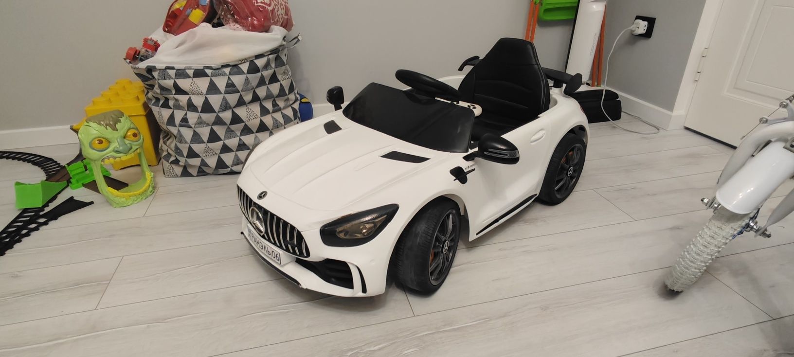Электромобиль детский Mercedes AMG