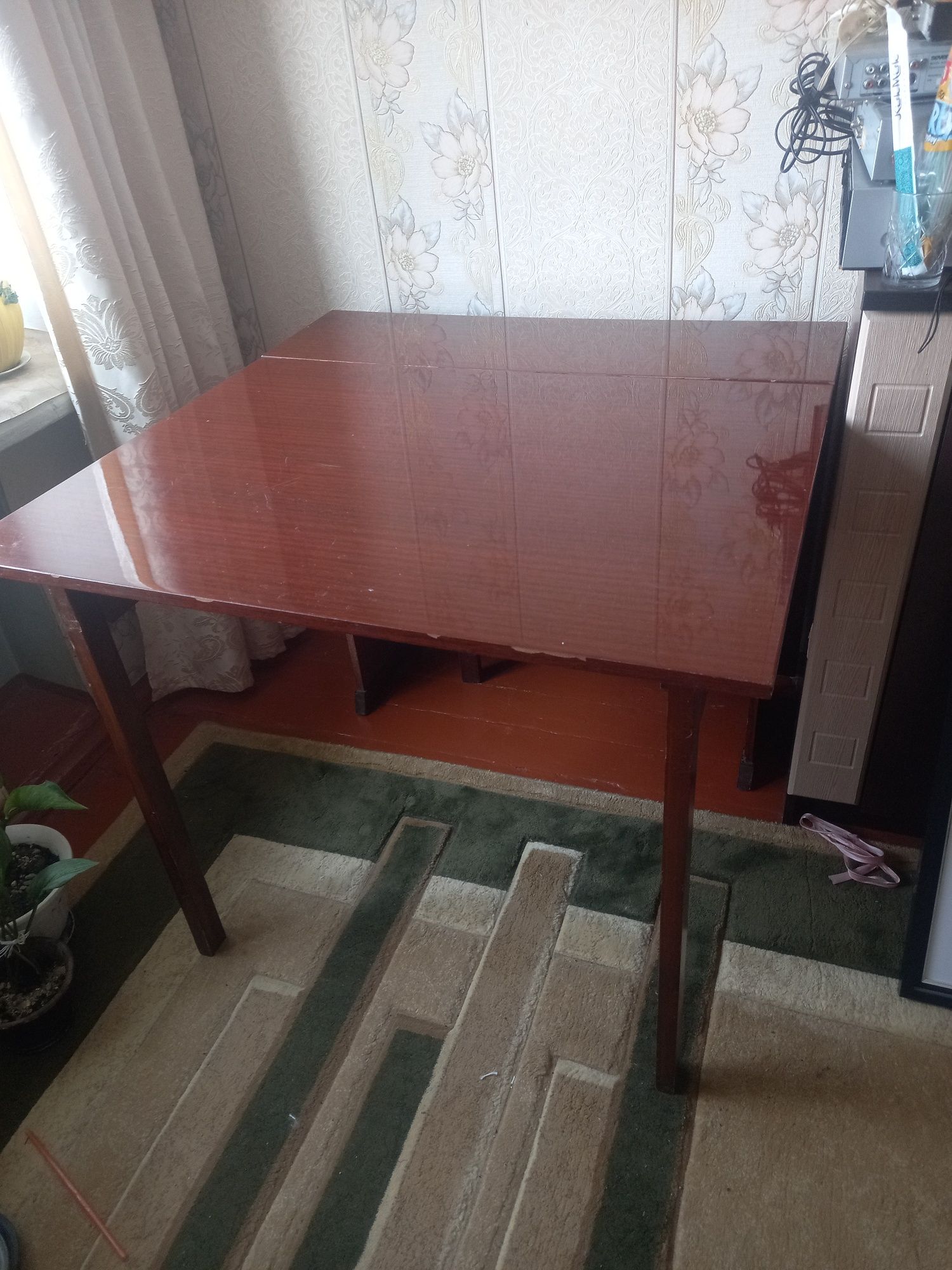 Продаю стол книжка,лакированный, прочный,.