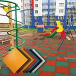Резиновая плитка, решётки, искусственный газон, ковралин, линолеум.