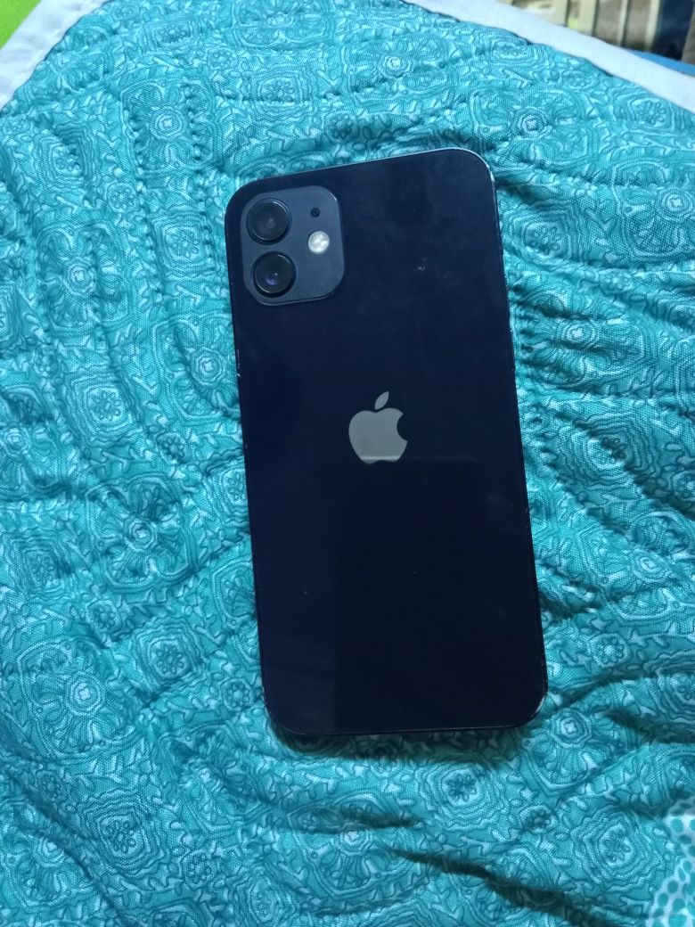 iPhone 12 в хорошем состоянии