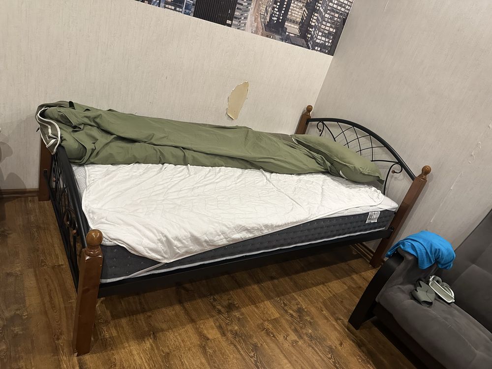 Кровать с матрасом 200/120