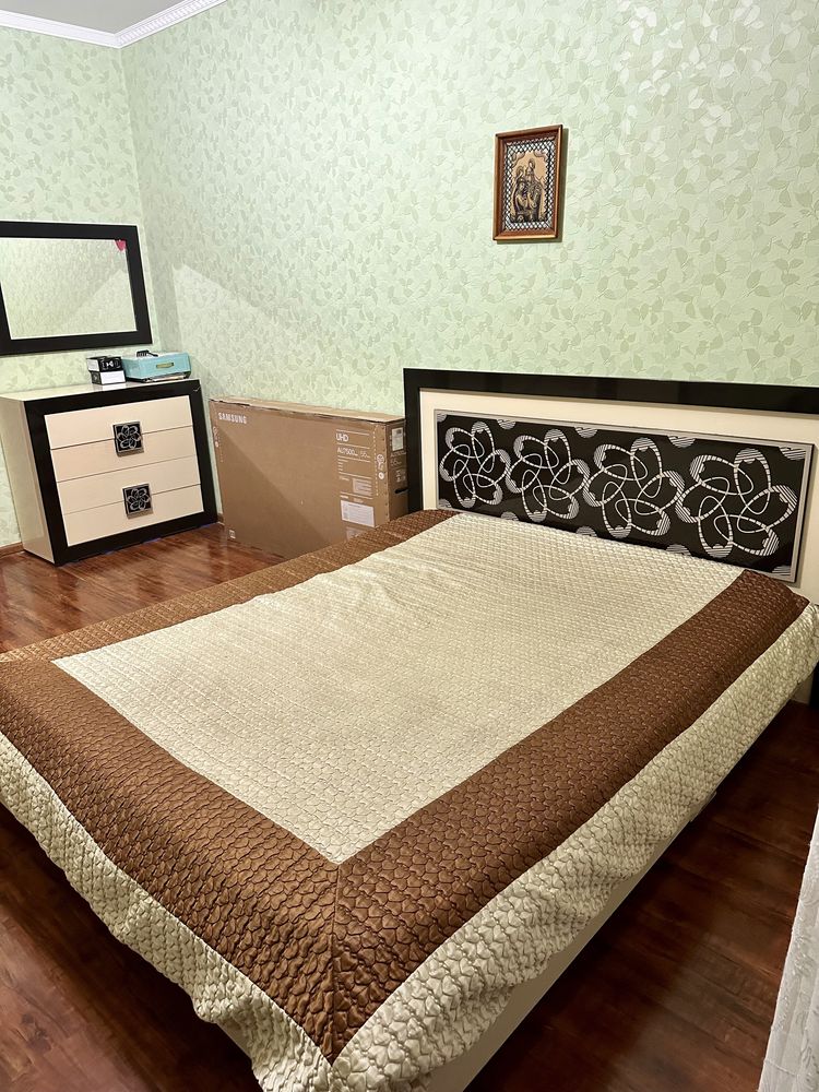 Продам спальный гарнитур с шкафом и камотом