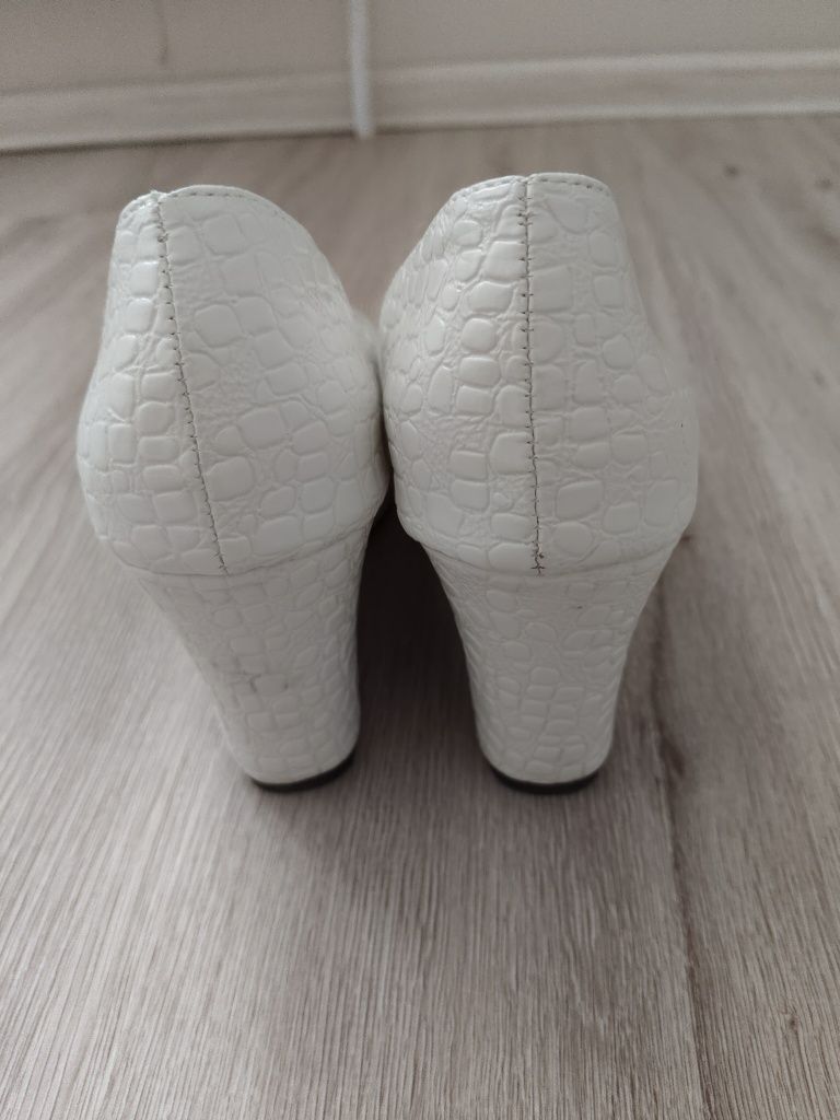 Продам женские туфли