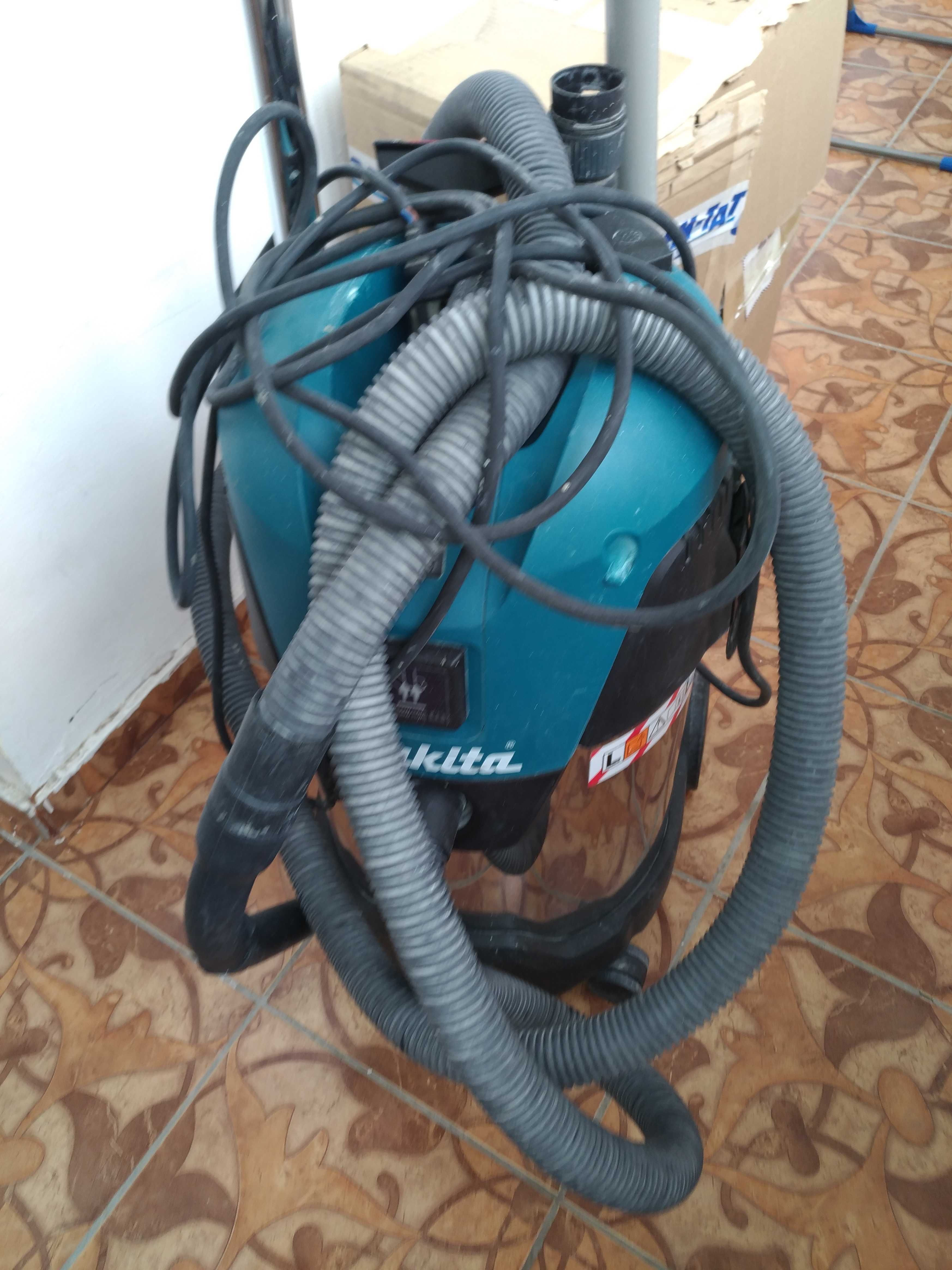 Строительный пылесос Makita VC3011L