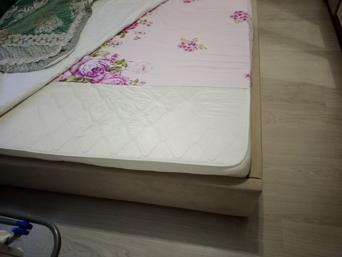 Продам тахту  размер 200*180 и шкаф
