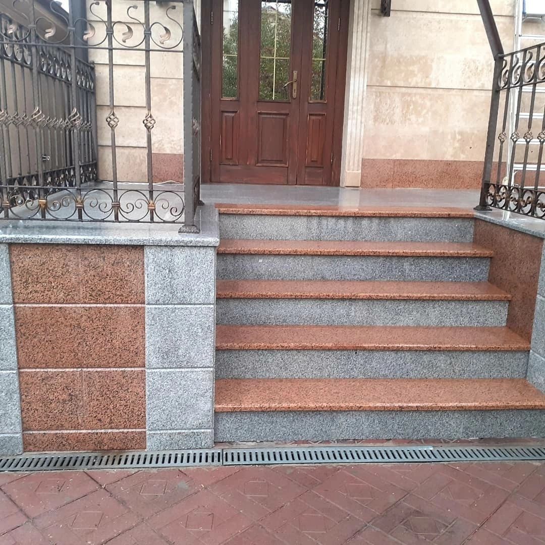 Гранитные ступени лестницы входные группы