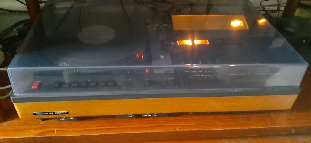 Магнитофон JVC..