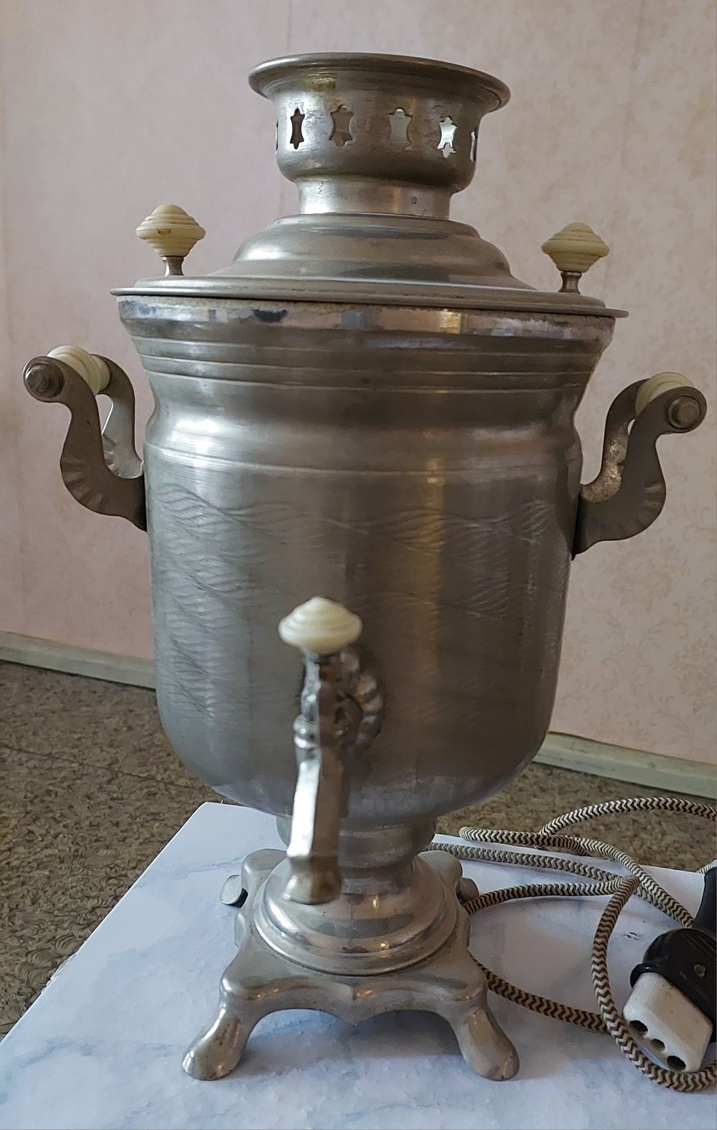 Самовар  электрический, 3 литра, в рабочем состоянии.
