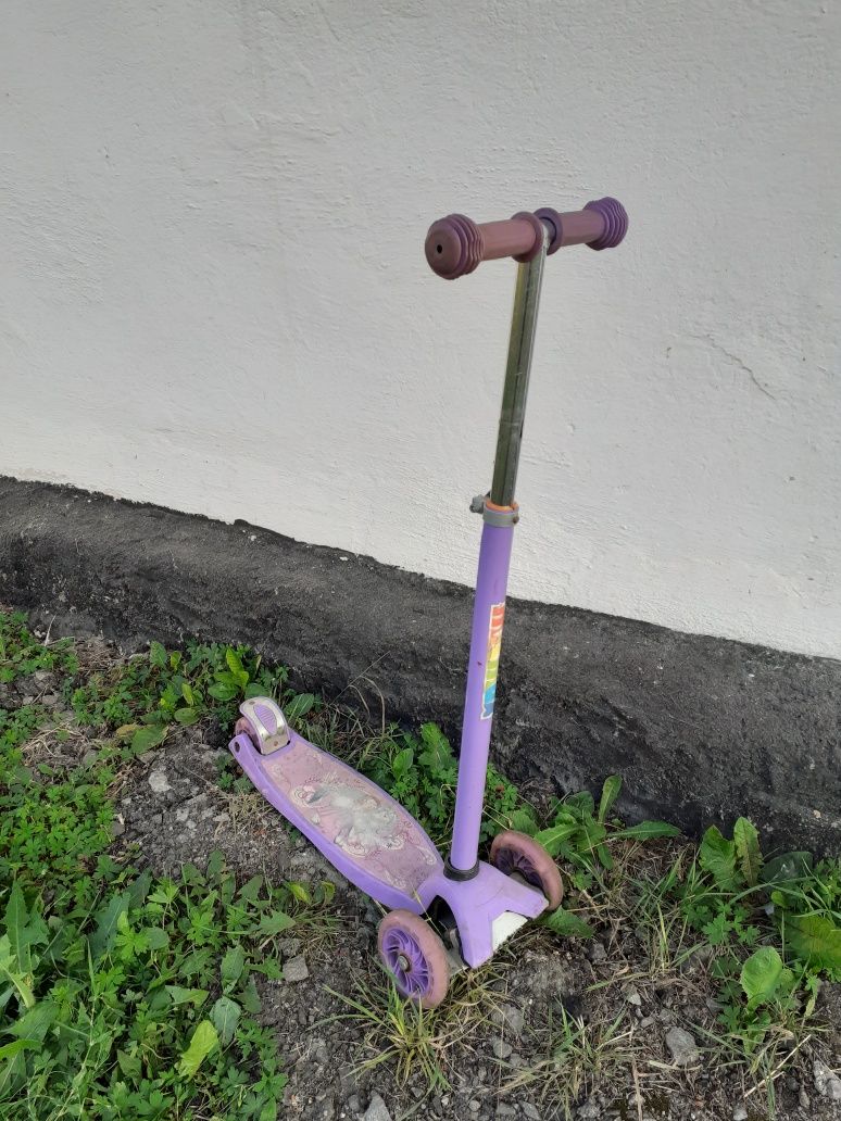 Продам самокат для девочки.