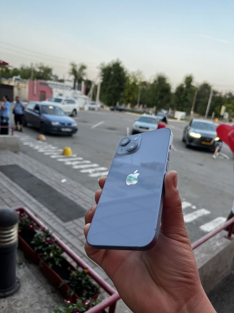 Продаю айфон 14 с гарантией полный комплект телефону 6-7мес