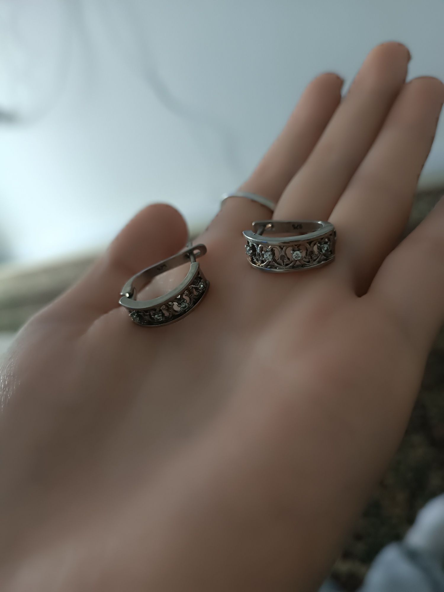 Срочно продам серьги серебро 925
