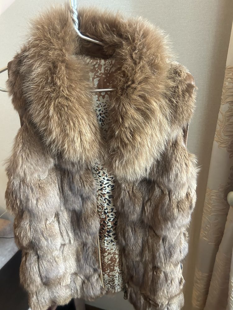 Продам меховую жилетку.