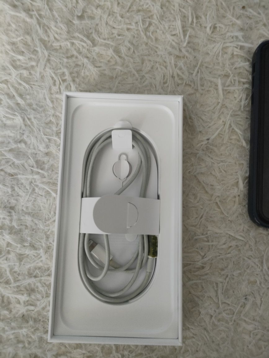 Продам IPhone 11 память 64