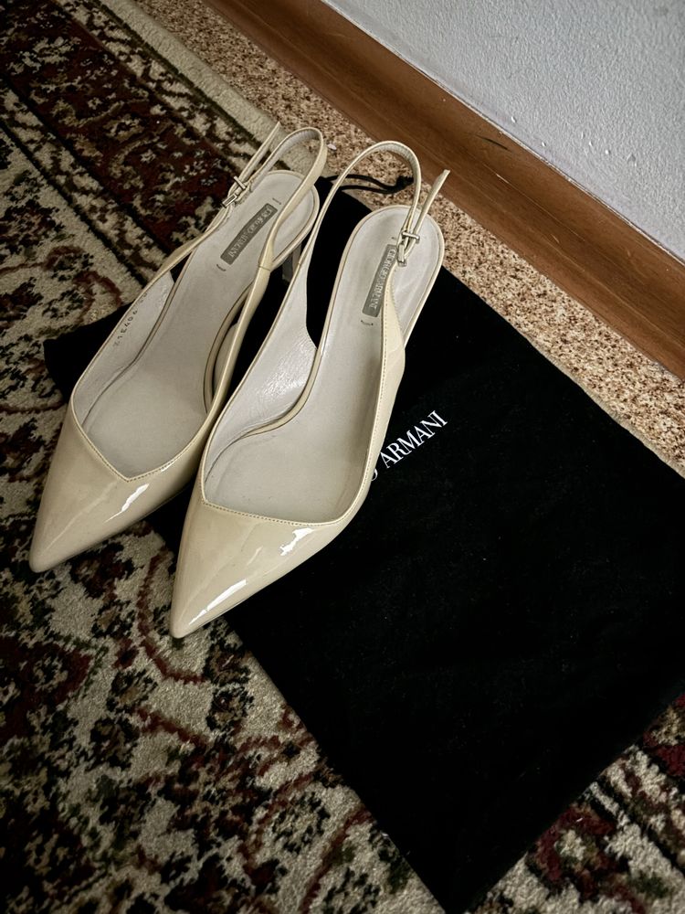 Лакированные лодочки с открытой пяткой от бренда ARMANI