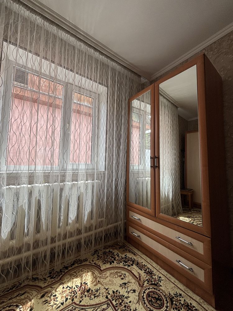 Продаю односпальную кровать и двухдверный шкаф с зеркалом