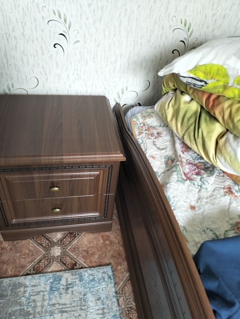 Продам кровать с мебелью