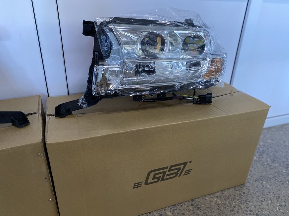 Комплект фары Toyota Land Cruiser 200