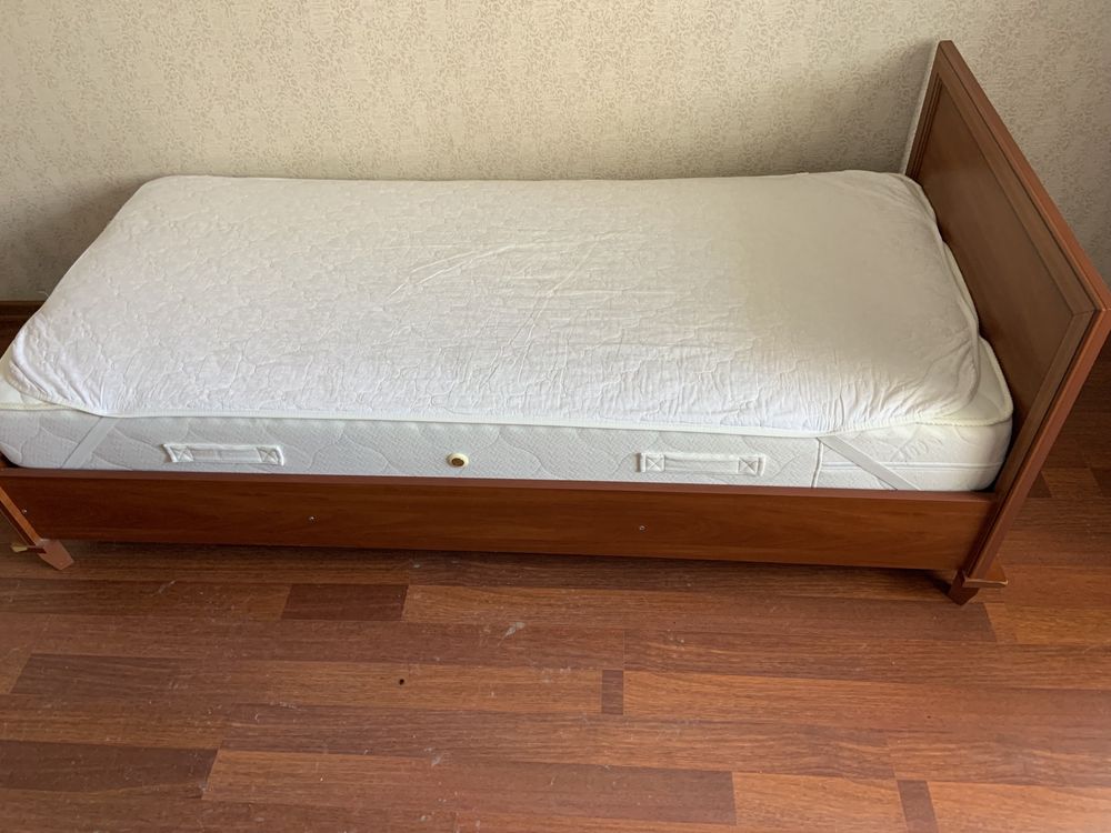 Продается кровать вместе с матрасом. Продаю в связи с переездом