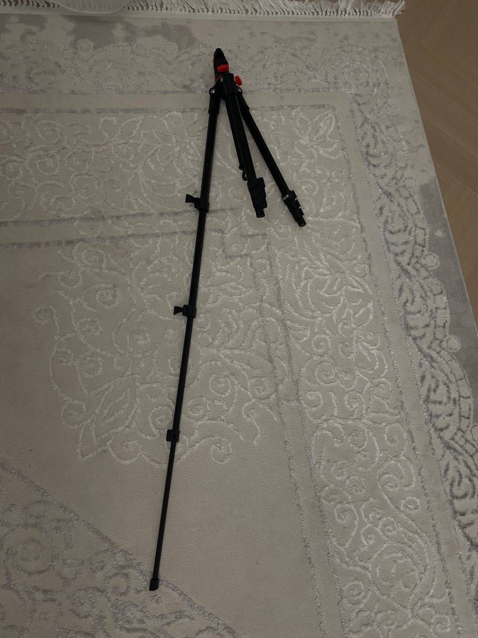 Цифровой Фотоаппарат Canon 1300D Kit 18-55mm + Штатив/Трипод