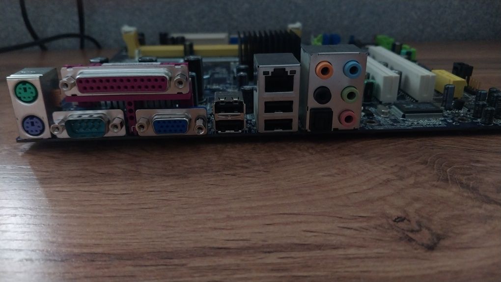 Продаю материнскую плату Foxconn CN15235