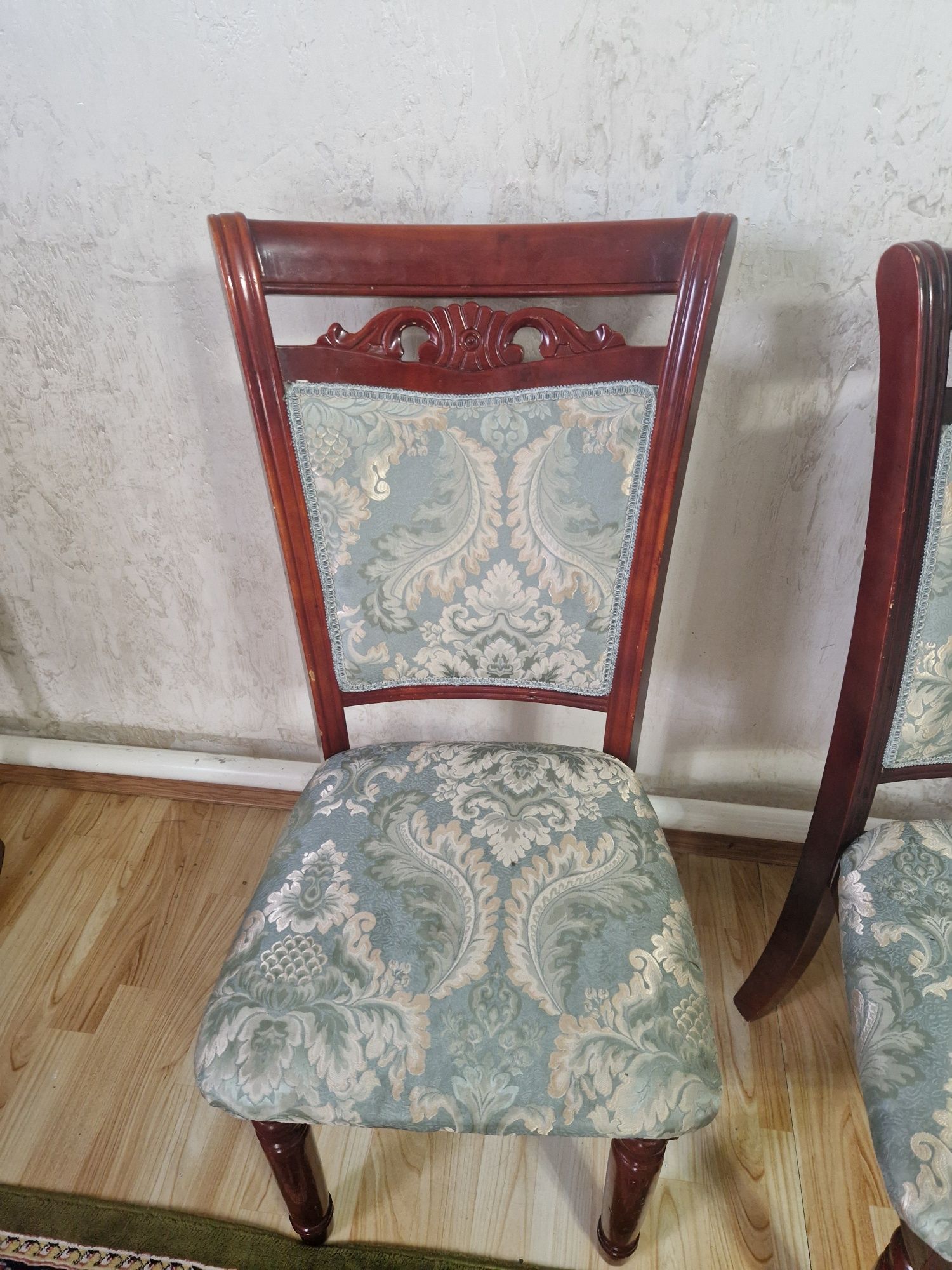 Продам стол с 12 стульями  гостиный из красного дерева