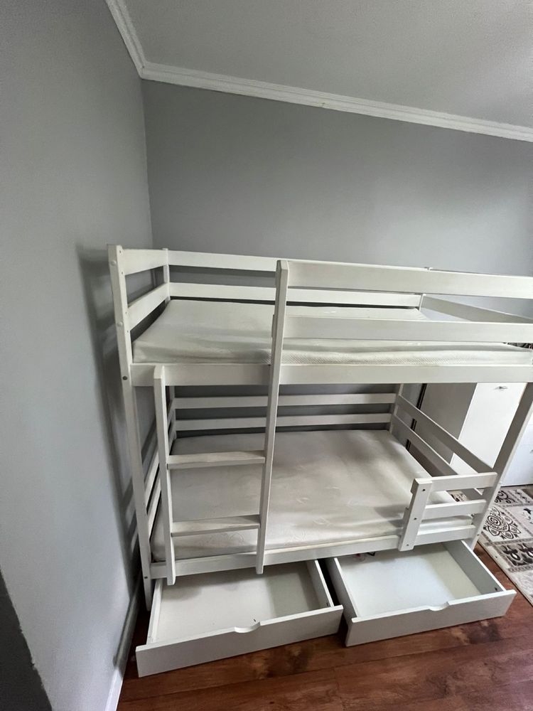 Продается двухъярусные  кровать