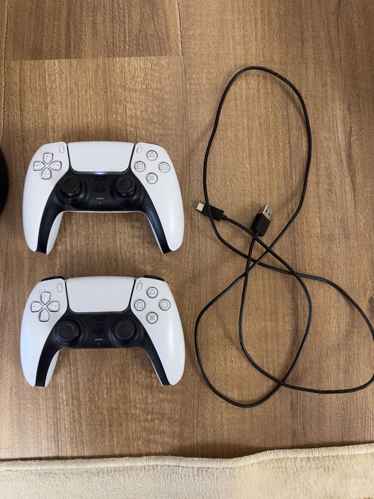 Продается PS5 с двумя джойстиками