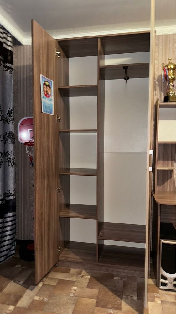Продам шкаф и компьютерный стол, комплект.