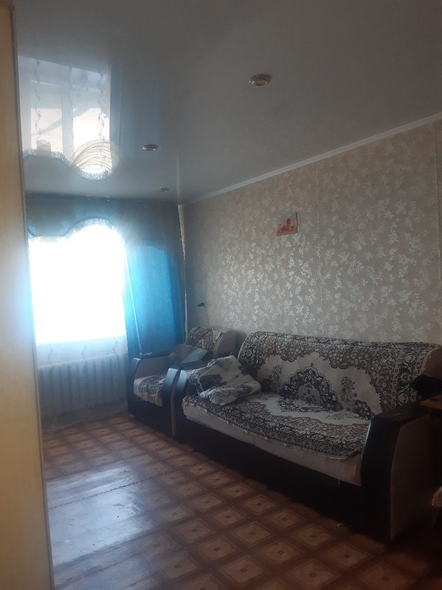 Продам дом. В 5 минутах от рынка.  Рядом 2-я и 9-я школы или на обмен