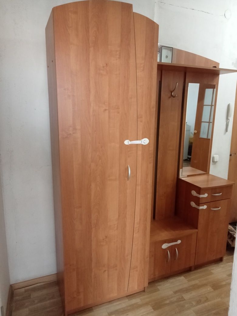 Продам в прихожую шкаф