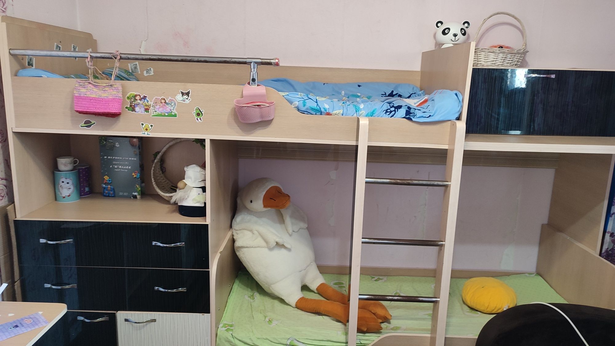 Продам двухъярусную кровать б/у