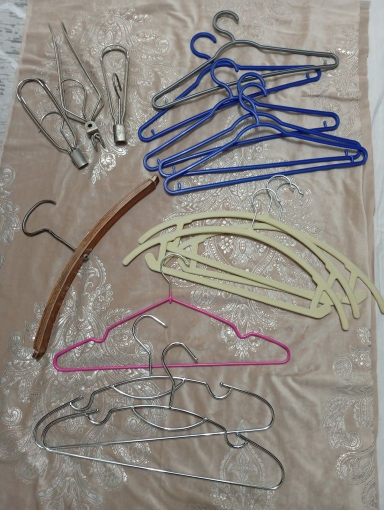 Продам плечики разные