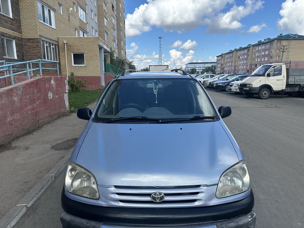 Автомобиль тойота раум