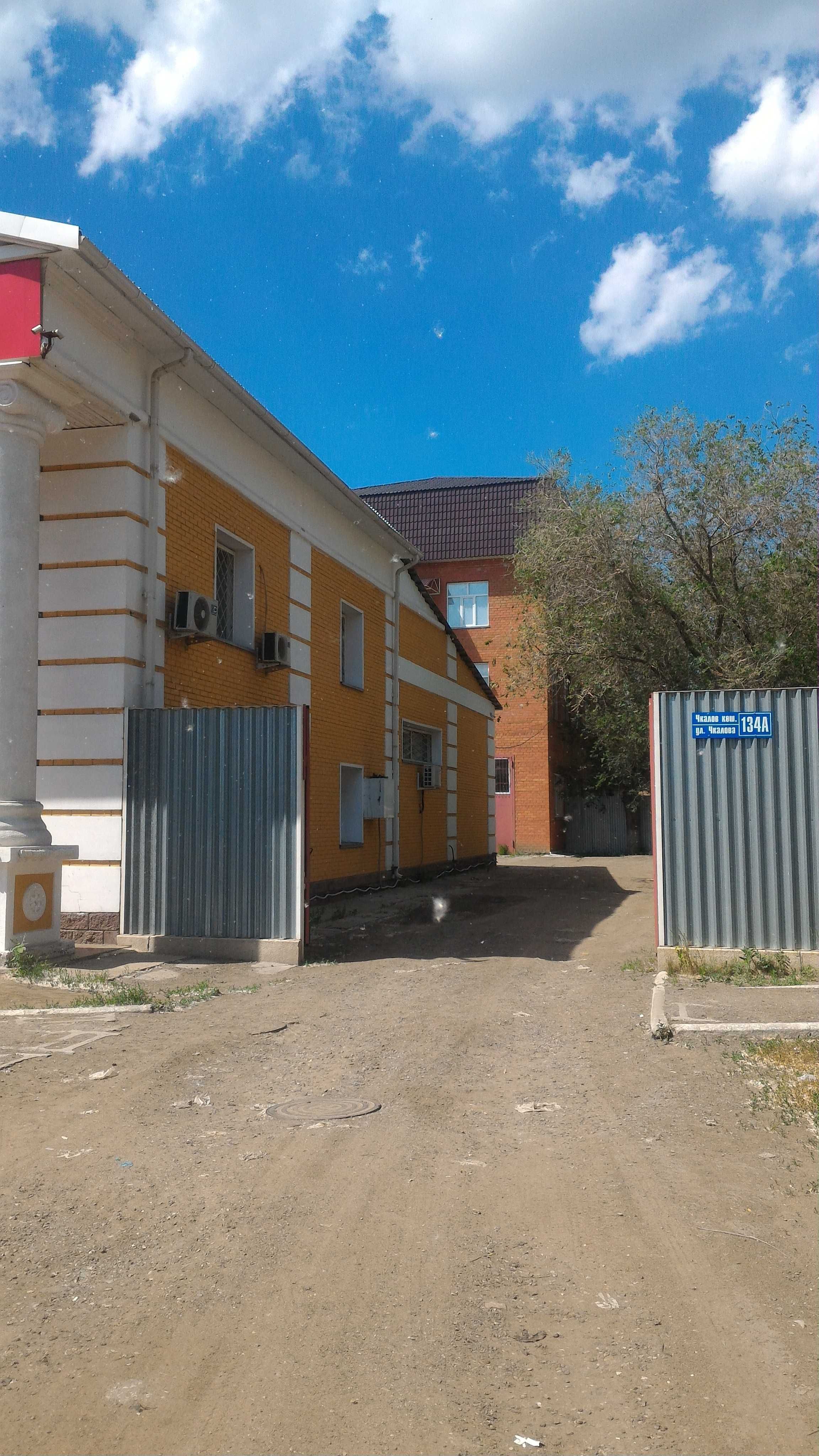 Торговый дом с офисными помещениями + складское помещение +автостоянка